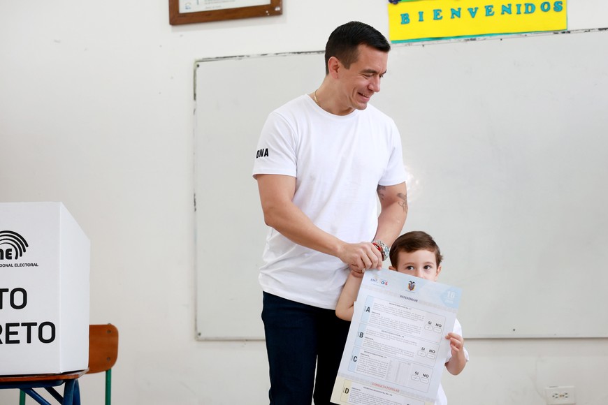 (251116) -- SANTA ELENA, 16 noviembre, 2025 (Xinhua) -- Imagen proveída por la Presidencia de Ecuador del presidente ecuatoriano, Daniel Noboa (i), asistiendo a emitir su voto en un centro electoral durante la jornada electoral, en Olón, en la provincia de Santa Elena, Ecuador, el 16 de noviembre de 2025. Los colegios electorales en Ecuador abrieron el domingo a las 07:00 hora local (12:00 GMT) para las votaciones de la consulta popular y referendo constitucional impulsados por el Gobierno sobre temas políticos y de seguridad nacional. (Xinhua/Isaac Castillo/Presidencia de Ecuador) (rtg) (ah)
