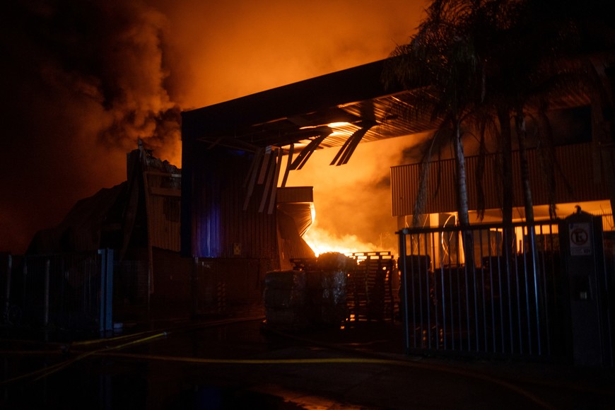 (251115) -- EZEIZA, 15 noviembre, 2025 (Xinhua) -- Un incendio provocado por una explosión es visto en una empresa de productos químicos, en la localidad de Carlos Spegazzini, en el distrito de Ezeiza, Argentina, el 15 de noviembre de 2025. Al menos 20 personas resultaron heridas en Argentina la noche del viernes tras producirse una impresionante explosión en un sector industrial de la localidad de Carlos Spegazzini, distrito de Ezeiza, al sur de la capital, Buenos Aires. (Xinhua/Str) (mz) (oa) (da)