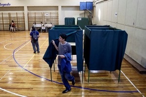 Un centro de votación en Santiago, donde uno de los votantes termina de sufragar. Crédito: REUTERS/Juan Gonzalez