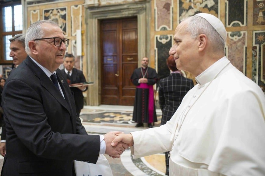 Saludo del secretario de Gestión Estratégica, Néstor Dona al Papa León XIV. Gentileza UCSF