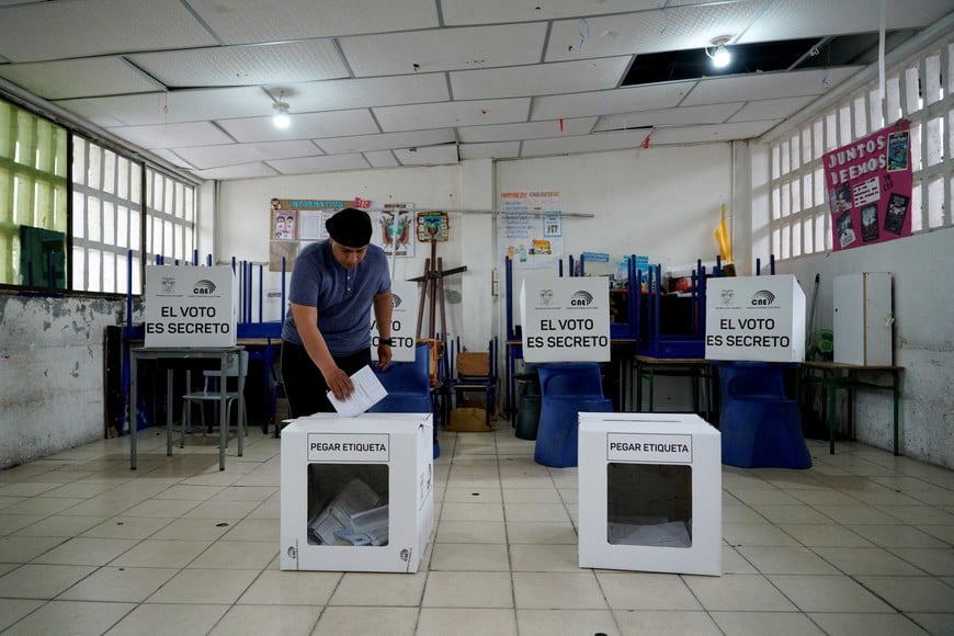 A man votes in a referendum to decide whether to allow the return of foreign military bases, which Ecuador's President Daniel Noboa says are central to fighting organized crime, and whether they back convening an assembly to rewrite the constitution, in Guayaquil, Ecuador November 16, 2025. REUTERS/Santiago Arcos TPX IMAGES OF THE DAY