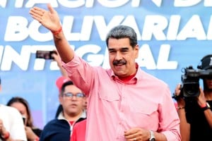 (251115) -- MIRANDA, 15 noviembre, 2025 (Xinhua) -- Imagen proveída por la Presidencia de Venezuela del presidente venezolano, Nicolás Maduro, saludando durante el acto de juramentación de los Comités Bolivarianos de Base Integral, en Petare, estado Miranda, Venezuela, el 15 de noviembre de 2025. (Xinhua/Presidencia de Venezuela) (ms) (jg) (da)