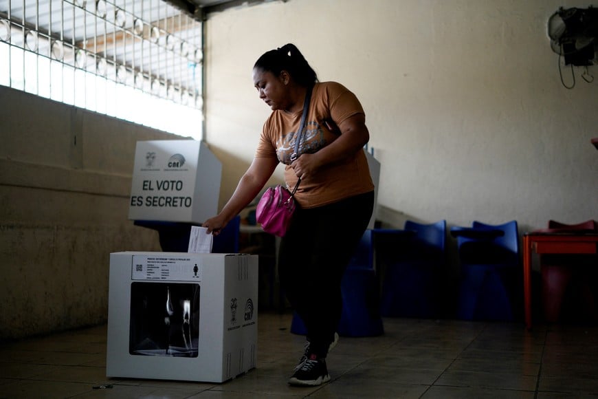 A woman votes in a referendum to decide whether to allow the return of foreign military bases, which Ecuador's President Daniel Noboa says are central to fighting organized crime, and whether they back convening an assembly to rewrite the constitution, in Guayaquil, Ecuador November 16, 2025. REUTERS/Santiago Arcos