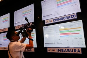Las pantallas con los resultados preliminares en el Consejo Nacional Electoral. Reuters.