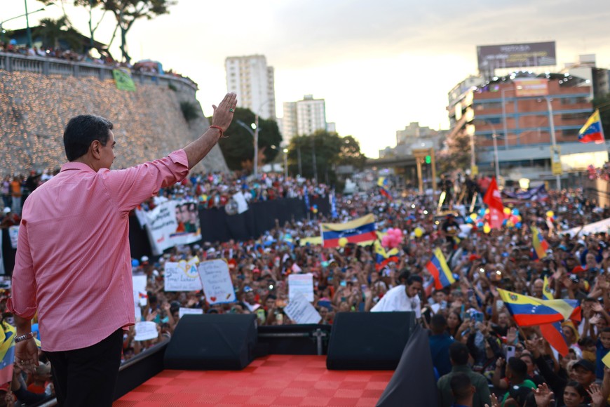 (251115) -- MIRANDA, 15 noviembre, 2025 (Xinhua) -- Imagen proveída por la Presidencia de Venezuela del presidente venezolano, Nicolás Maduro, saludando durante el acto de juramentación de los Comités Bolivarianos de Base Integral, en Petare, estado Miranda, Venezuela, el 15 de noviembre de 2025. (Xinhua/Presidencia de Venezuela) (ms) (jg) (da)
