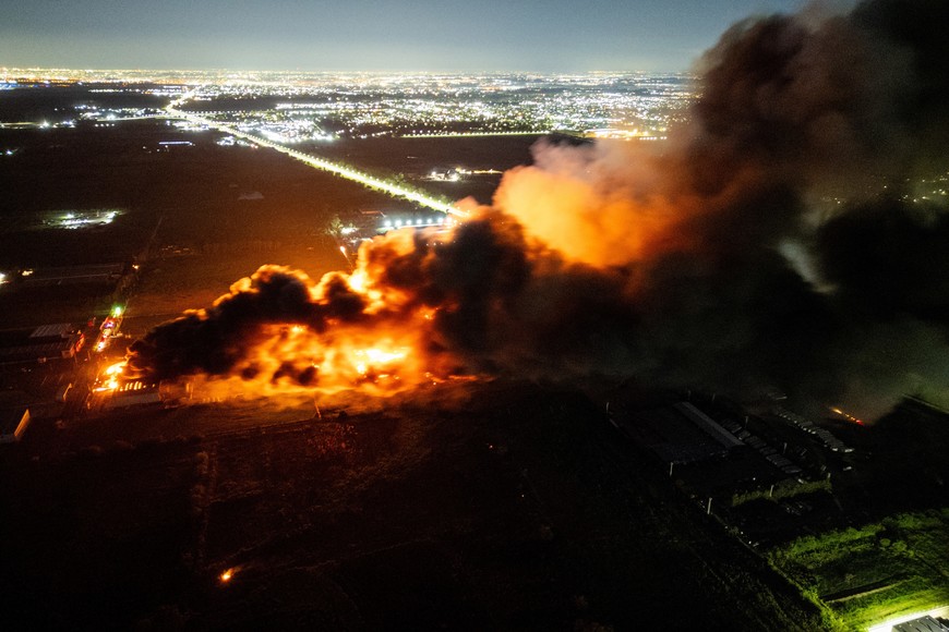 (251115) -- EZEIZA, 15 noviembre, 2025 (Xinhua) -- Vista aérea tomada con un dron el 15 de noviembre de 2025 de un incendio provocado por una explosión en una empresa de productos químicos, en la localidad de Carlos Spegazzini, en el distrito de Ezeiza, Argentina. Al menos 20 personas resultaron heridas en Argentina la noche del viernes tras producirse una impresionante explosión en un sector industrial de la localidad de Carlos Spegazzini, distrito de Ezeiza, al sur de la capital, Buenos Aires. (Xinhua/Str) (mz) (oa) (da)