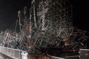 Fuerte temporal en San Nicolás provocó el derrumbe del escenario durante una fiesta de disfraces - Image 3