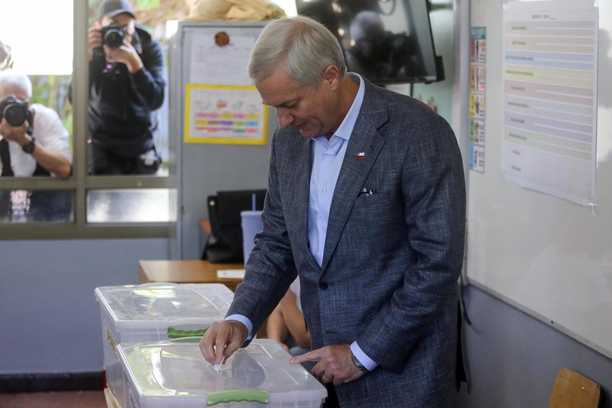 (251116) -- SANTIAGO, 16 noviembre, 2025 (Xinhua) -- Imagen cedida por la Agencia de Noticias de Chile AGENCIA UNO del candidato a la Presidencia chilena, el abogado y excandidato presidencial derechista en 2017 y 2021, José Antonio Kast, emitiendo su voto durante las elecciones presidenciales en el colegio Ana María Mogas, en la comuna de Paine, en la provincia de Maipo, en la Región Metropolitana de Santiago, en el centro de Chile, el 16 de noviembre de 2025. Más de 15,77 millones de personas están convocadas a votar el domingo en las primeras elecciones presidenciales de Chile con participación obligatoria, en una disputa entre candidaturas de izquierda y ultraderecha como favoritas, lo que definirá el rumbo político del país para los próximos cuatro años. (Xinhua/Sebastián Beltrán Gaete/AGENCIA UNO) (rtg) (da)