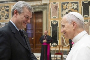 Saludo del rector Eugenio De Palma al Papa León XIV en el marco de la Audiencia con la Oducal. Gentileza UCSF