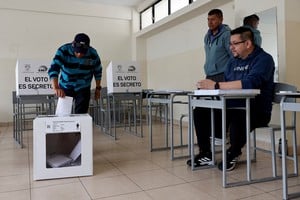 Un hombre emite su voto este domingo en Quito. Crédito: REUTERS/Karen Toro