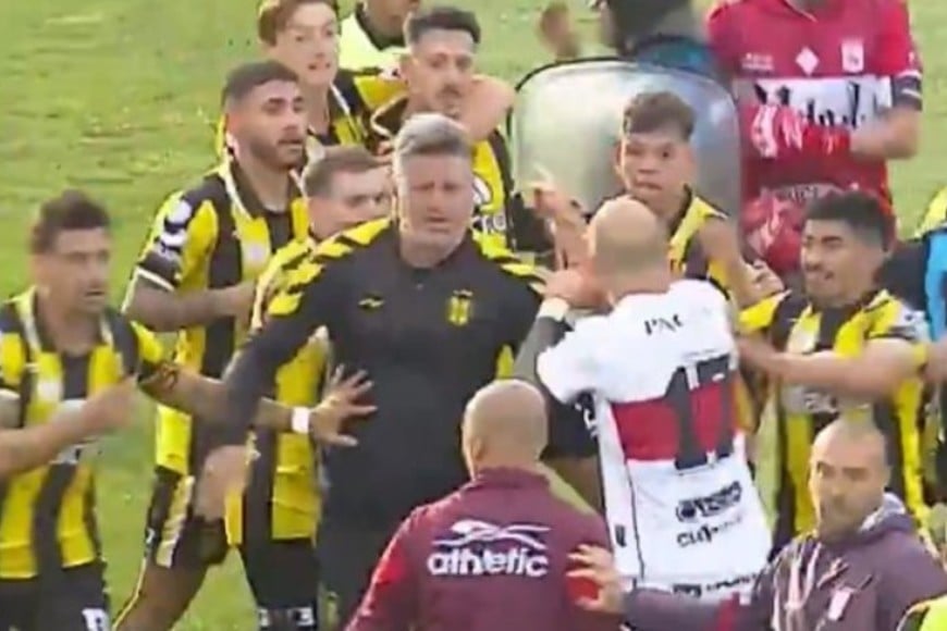 El partido entre Deportivo Madryn y Deportivo Morón terminó en un batalla campal.