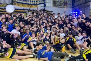 El festejo final de una histórica jornada, con victoria incluida. Foto: Fabián Gallego