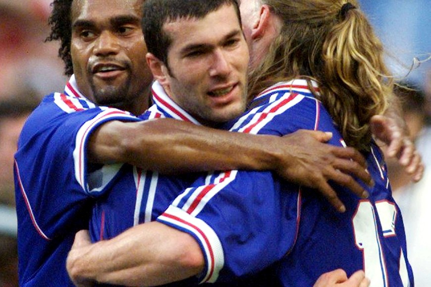 REUTERS PICTURES 40th ANNIVERSARY COLLECTION:  Goalscorer Zinedine Zidane of France (C) celebrates scoring with teammates Emmanuel Petit (R) and Christian Karembeu during the World Cup Final against Brazil July 12. France won 3-0. REUTERS/Paulo Whitaker SEARCH "REUTERS PICTURES 40th ANNIVERSARY COLLECTION" FOR THIS PACKAGE