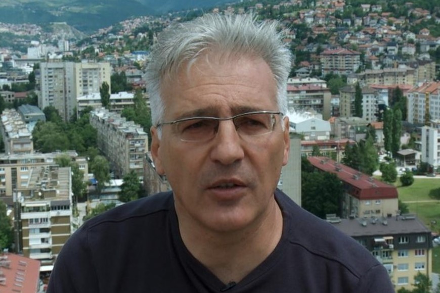 El exagente secreto Edin Subasic en una escena de la película "Sarajevo Safari".