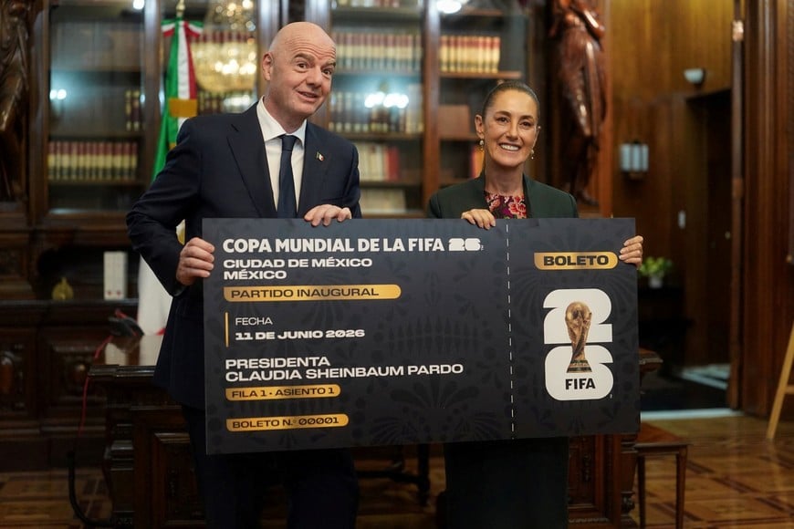 Mexican President Claudia Sheinbaum and FIFA president Gianni Infantino hold a 2026 FIFA World Cup opening ticket at the National Palace, in Mexico City, Mexico, August 28, 2025. Presidencia de Mexico/Handout via REUTERS ATTENTION EDITORS - THIS IMAGE HAS BEEN SUPPLIED BY A THIRD PARTY. NO RESALES. NO ARCHIVES.