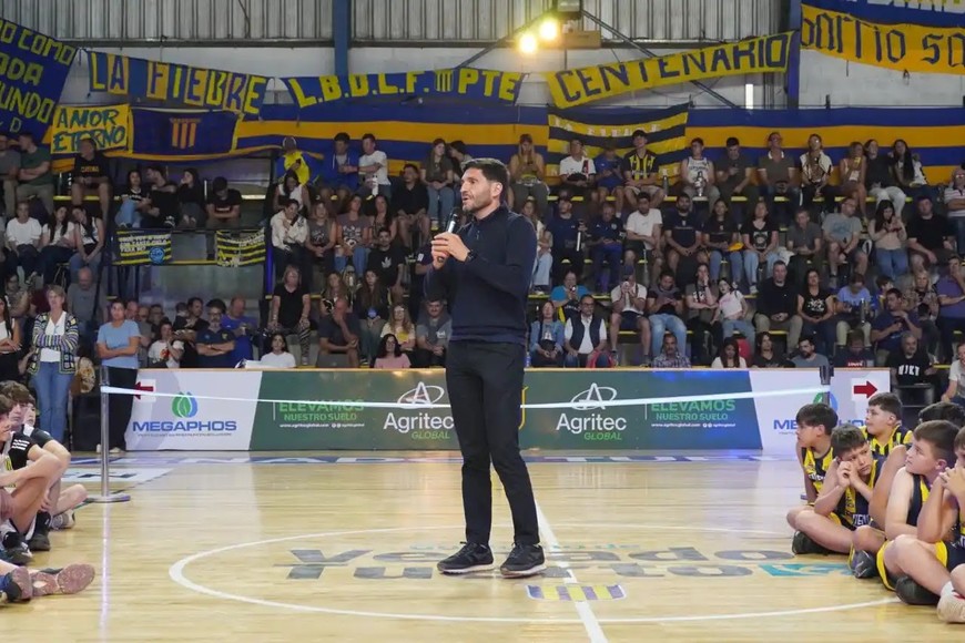 El gobernador fue parte de una muy emotiva noche y destacó el trabajo mancomunado del club y el gobierno local y provincial con fondos para obras. Foto: Prensa Centenario.
