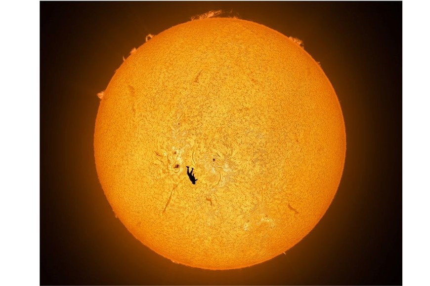 Un paracaidista “atraviesa” el Sol en una toma única.