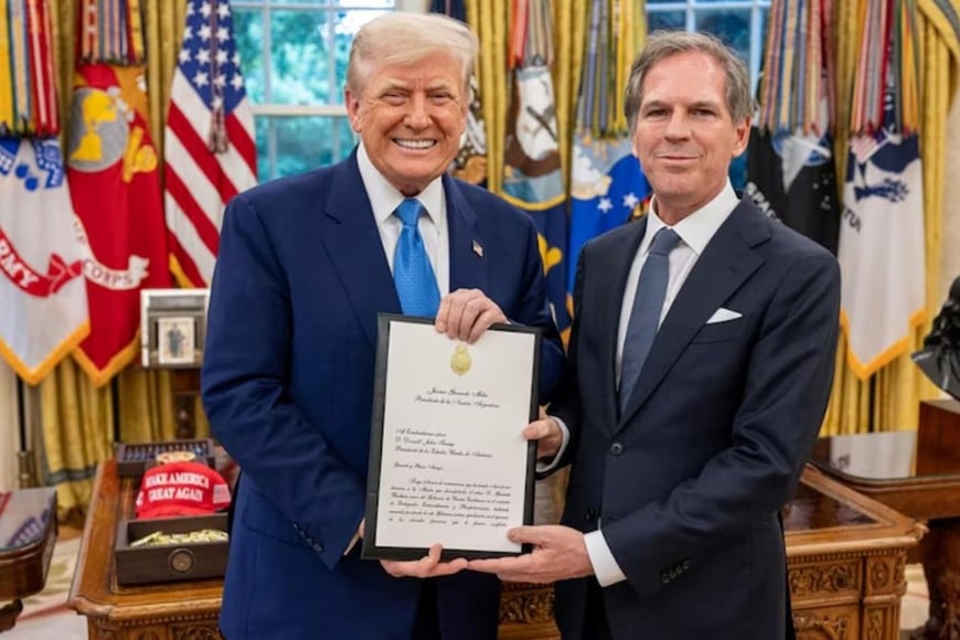 El embajador argentino en Washington, Alec Oxenford, junto al presidente de los Estados Unidos, Donald Trump.