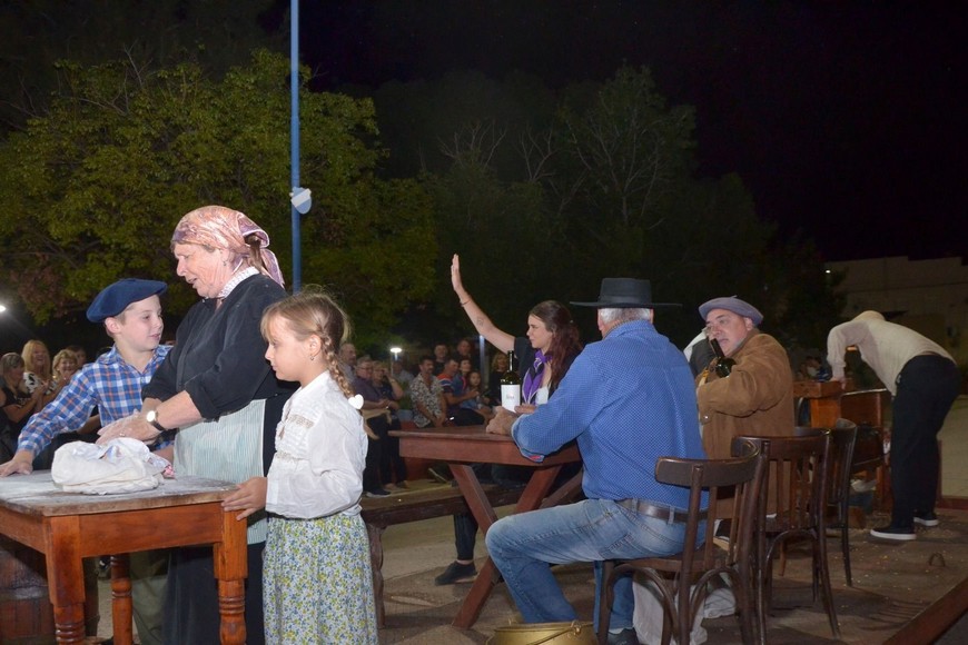 El desfile incluirá actores, personajes históricos y escenas recreadas que narrarán cómo se producía la leche y el queso décadas atrás, desde la ordeñe manual y el cuidado del ternero hasta la llegada de los primeros equipos mecánicos.