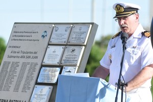 Ceremonia en el puerto de Santa Fe por los 44 triupulantes del ARA San Juan. Crédito: Flavio Raina.