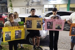 Marcha exigiendo justicia por Jonatan, Morel, embestido por una camioneta durante una violenta batalla campal entre apostadores de Santa Fe y Santiago del Estero. Crédito: Radio Rafaela.