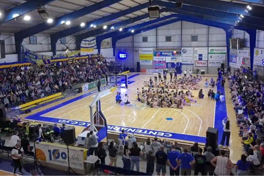 La imponente nueva cancha, “Eduardo Flaco Allovatti”, repleta de gente. Foto: Prensa Centenario.