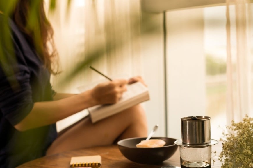 Un rincón acogedor iluminado con velas, símbolo del estilo de vida centrado en el bienestar cotidiano.