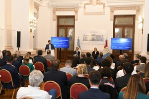 Brun y Scaglia escuchan al gobernador Pullaro en el marco del encuentro de comercio internacional. Foto: Manuel Fabatia