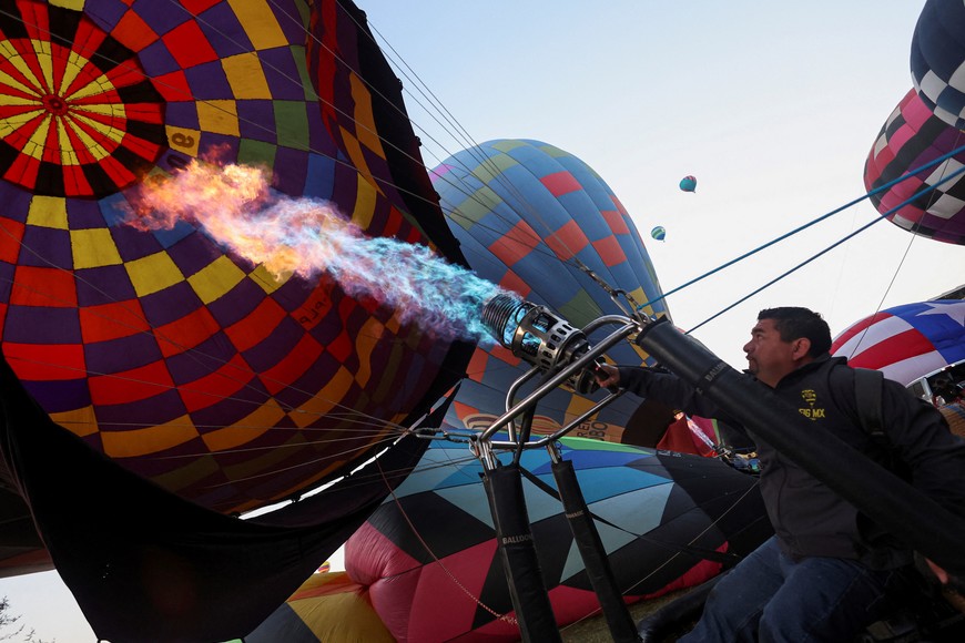 A pilot prepares his Hot Air Balloon before flying over Parque Metropolitano during the International Hot Air Balloon Festival in Leon, Guanajuato, Mexico, November 17, 2025. REUTERS/Henry Romero