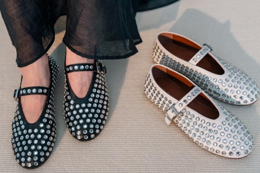 Calzado plano con brillo, una opción ideal para las noches festivas.