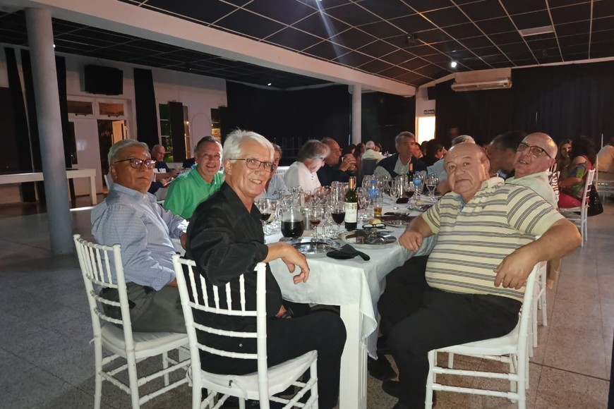 Momentos de emoción durante el brindis del encuentro. Crédito: Gentileza.