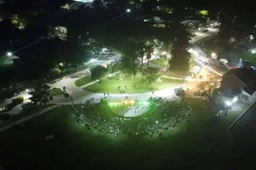 El gobernador Pullaro y los ministros Enrico y Ciancio se sumaron a los festejos en Elortondo. Foto: Gentileza