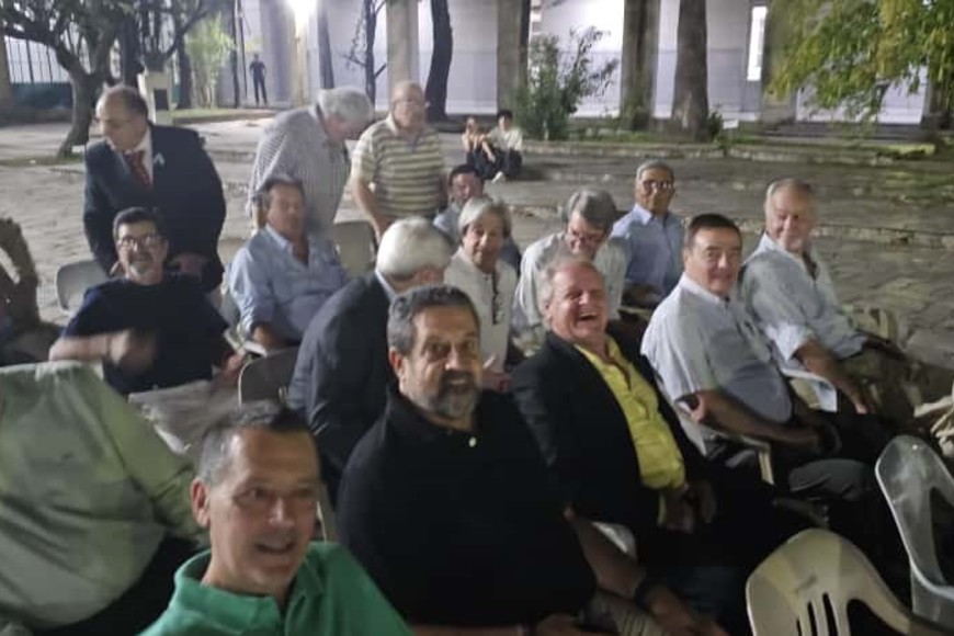 Grupo de exalumnos reunidos para la fotografía. Crédito: Gentileza.