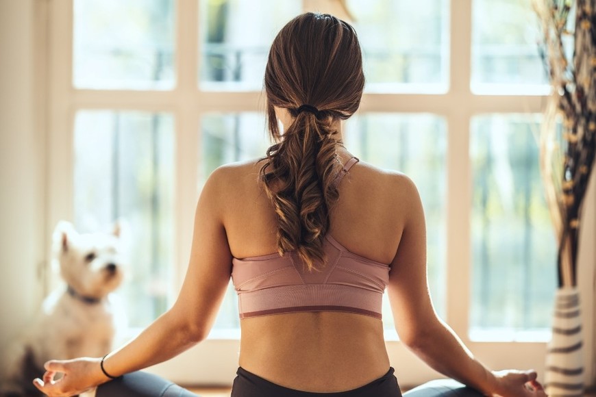 Un interior cálido con luz tenue, reflejo del confort que promueve esta filosofía.