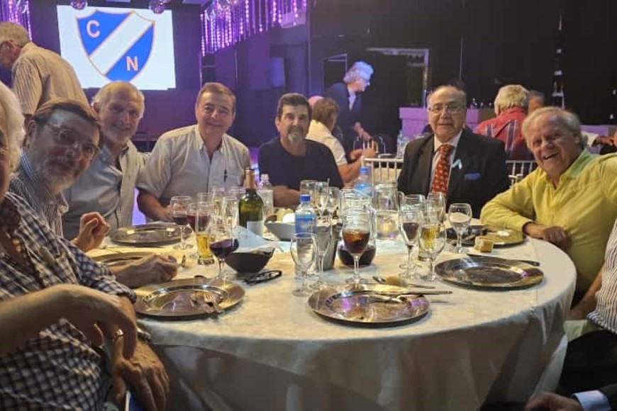 Charla distendida entre compañeros del colegio. Crédito: Gentileza.