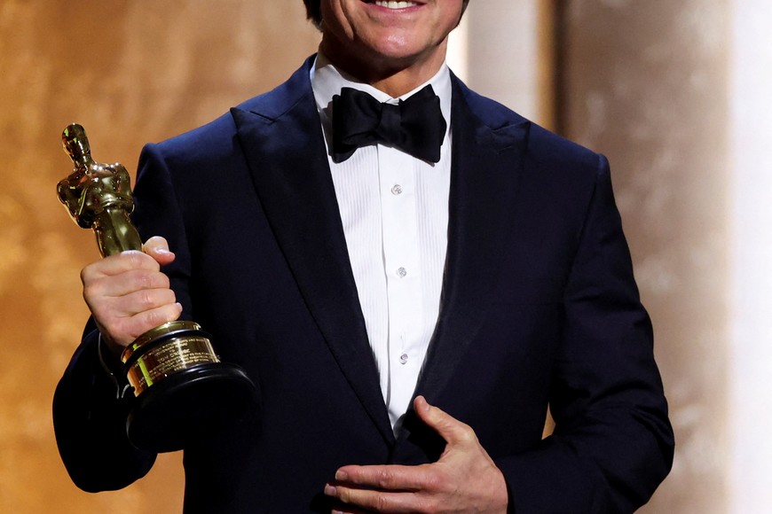 Tom Cruise poses with his honorary Oscar during the Academy of Motion Picture Arts and Sciences 16th Governors Awards in Los Angeles, California, U.S., November 16, 2025. REUTERS/Mario Anzuoni