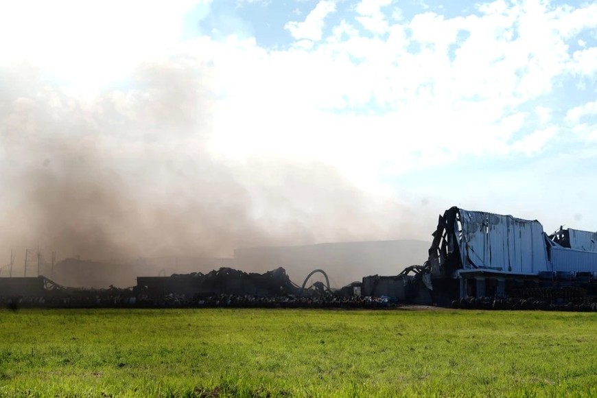 Equipos de emergencia establecieron un perímetro de seguridad alrededor del área afectada.