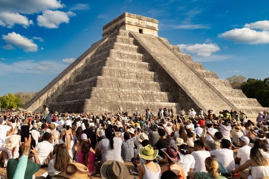 Visitantes observan el equinoccio en Chichén Itzá, cuando la sombra de los escalones forma una serpiente descendiendo, ejemplo de la precisión astronómica maya.
