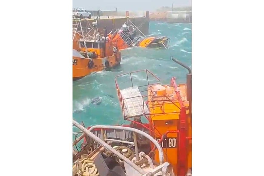 Las ráfagas de viento provocaron importantes olas contra el muelle.