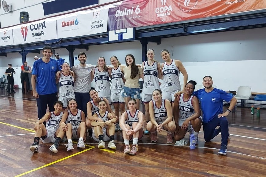 El plantel de Náutico posa unido luego de una actuación contundente.