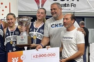 El equipo festeja la victoria obtenida en la final de la Copa Santa Fe.