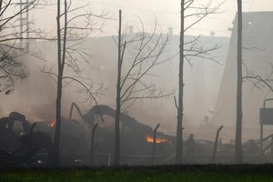 Peritos recorren las estructuras afectadas para relevar los daños y tomar muestras.