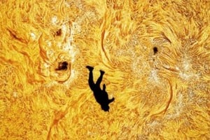 La imagen de un paracaidista cruzando el Sol que dio la vuelta al mundo.