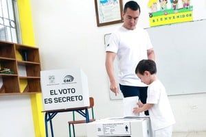 Daniel Noboa emitiendo su voto este domingo. Crédito: Xinhua