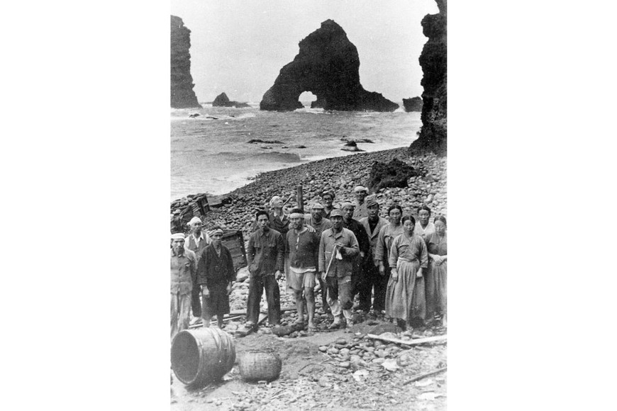 Pescadores en las rocas de Liancourt en 1935 durante la Ocupación japonesa de Corea.