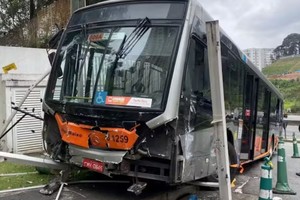 El micro se quedó sin frenos y desató un impactante choque en cadena en San Pablo.