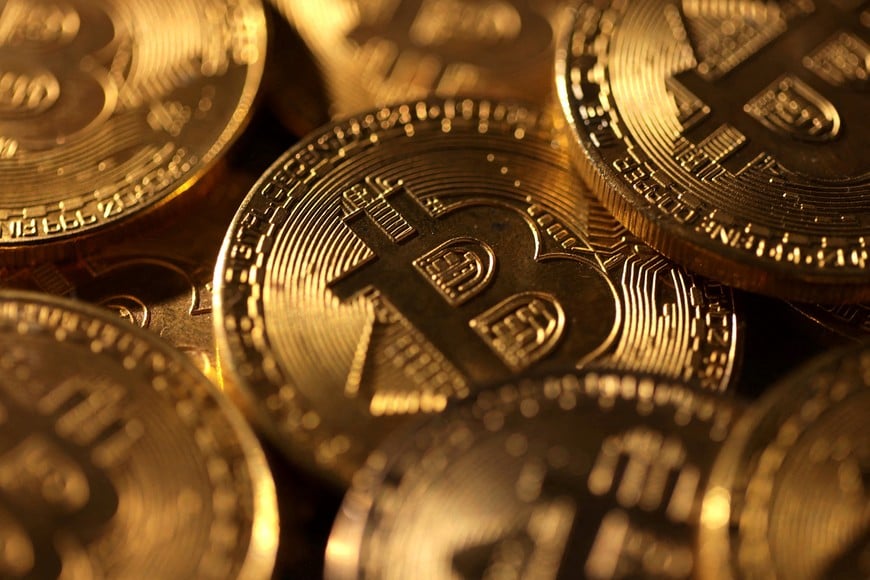 FILE PHOTO: Representations of cryptocurrency bitcoin are seen in this illustration taken November 25, 2024. REUTERS/Dado Ruvic/Illustration/File Photo