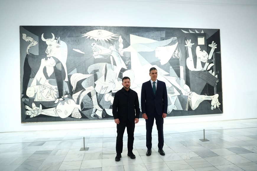 Ukraine's President Volodymyr Zelenskiy and Spanish Prime Minister Pedro Sanchez, pose for the press with Pablo Picasso's 'Guernica' painting at the Reina Sofia museum, in Madrid, Spain, November 18, 2025. Moncloa Palace/Fernando Calvo/Handout via REUTERS THIS IMAGE HAS BEEN SUPPLIED BY A THIRD PARTY
