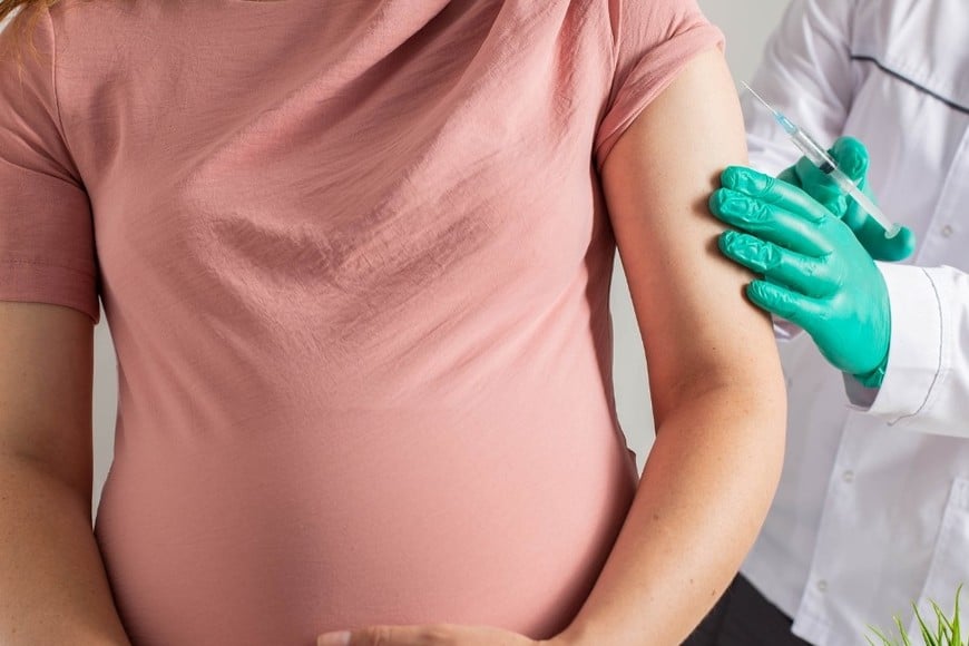 La vacunación durante el embarazo también es crucial para proteger a los bebés pequeños