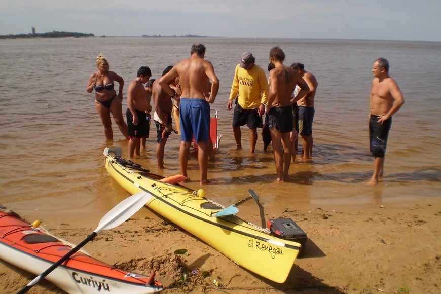 Un bañista atacado por una raya en el Paseo de la Laguna. Ocurrió en 2015. Archivo.